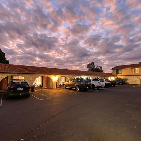 Forest Lodge Motor Inn & Restaurant Dubbo Bagian luar foto
