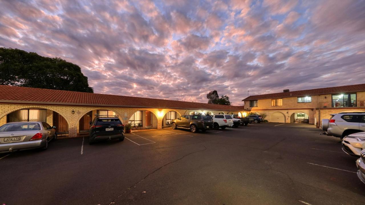Forest Lodge Motor Inn & Restaurant Dubbo Bagian luar foto