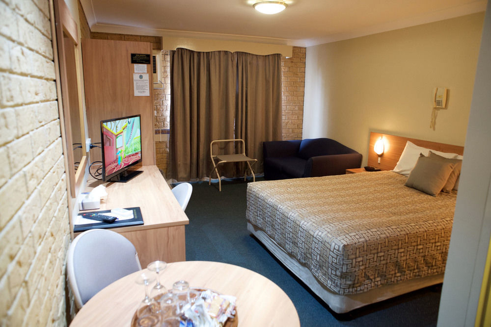 Forest Lodge Motor Inn & Restaurant Dubbo Bagian luar foto
